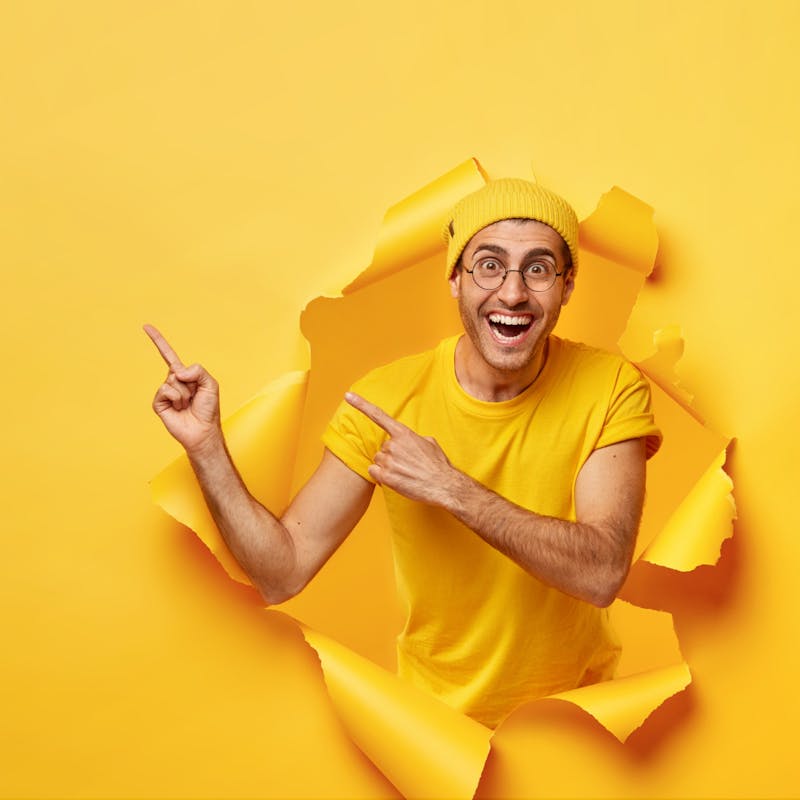 Mann mit gelben Hintergund