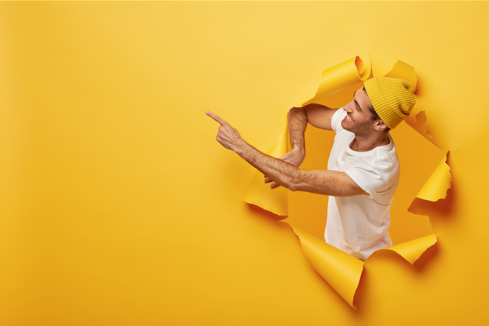 Mann mit gelben Hintergrund