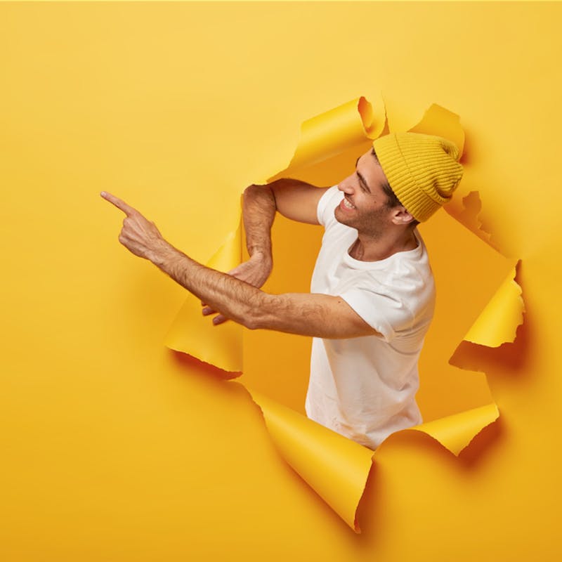 Mann mit gelben Hintergrund