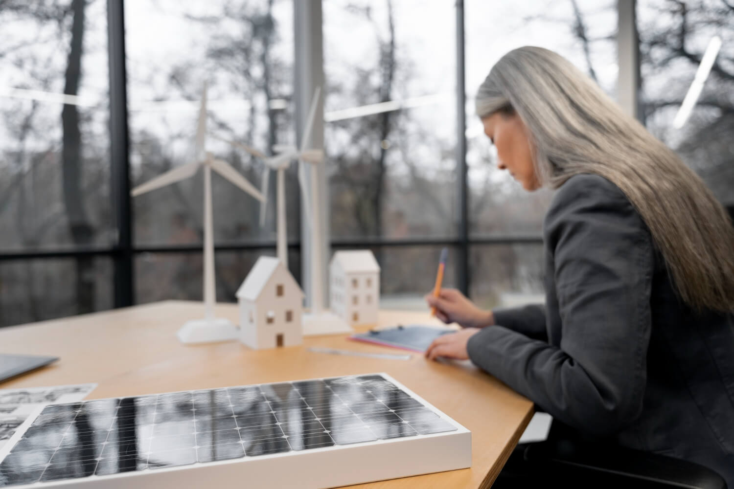 Unternehmerin bei der Solarplanung