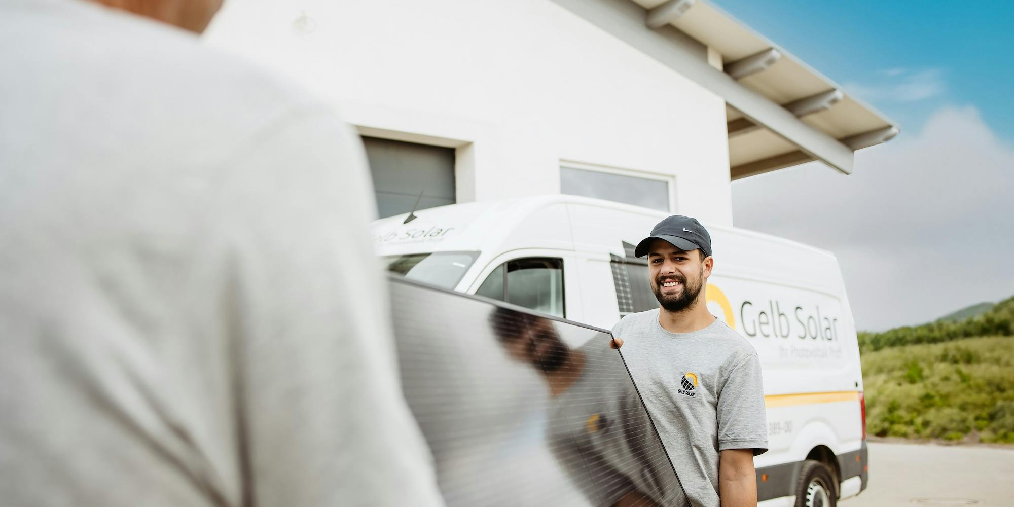 zwei Mitarbeiter von Gelb Solar