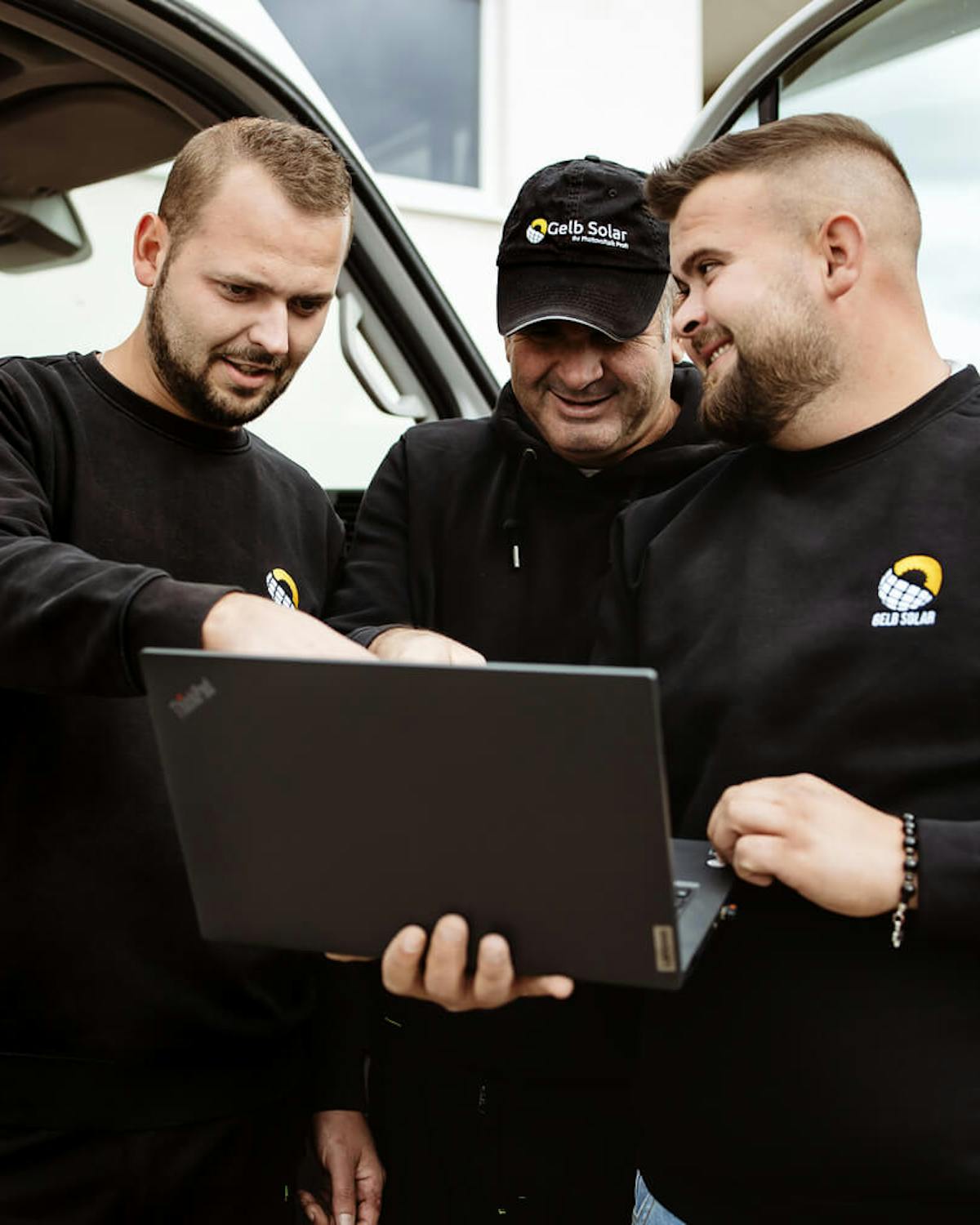 Mitarbeiter von Gelb Solar, wie sie eine weitere PV-Anlage in Hessen planen