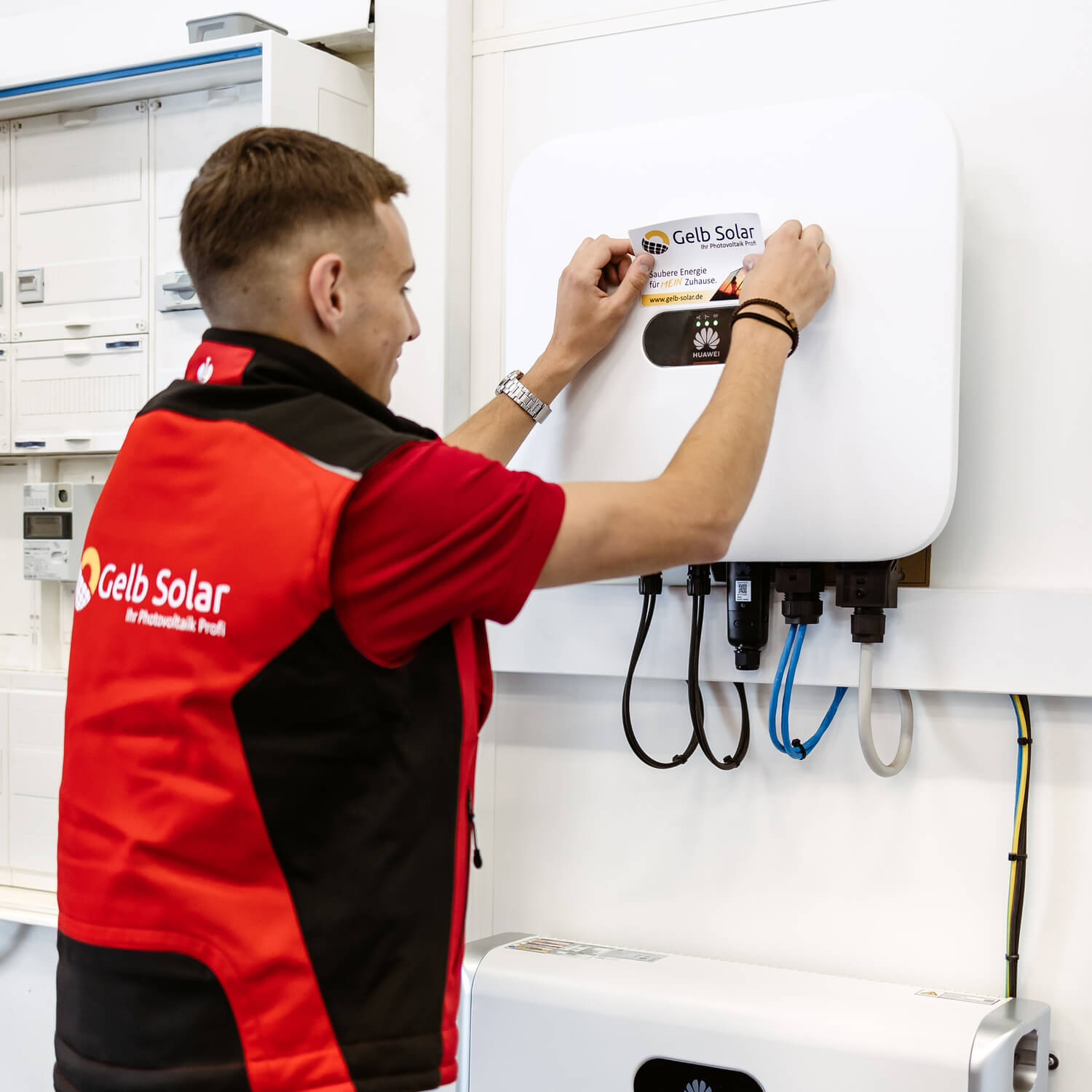 Montage und Installation eines Wechselrichters durch einen Installateur von Gelb Solar