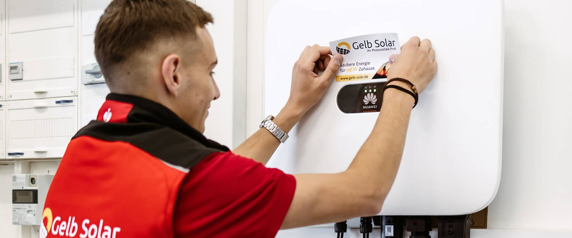 Montage und Installation eines Wechselrichters durch einen Installateur von Gelb Solar Montage und Installation eines Wechselrichters durch einen Installateur von Gelb Solar