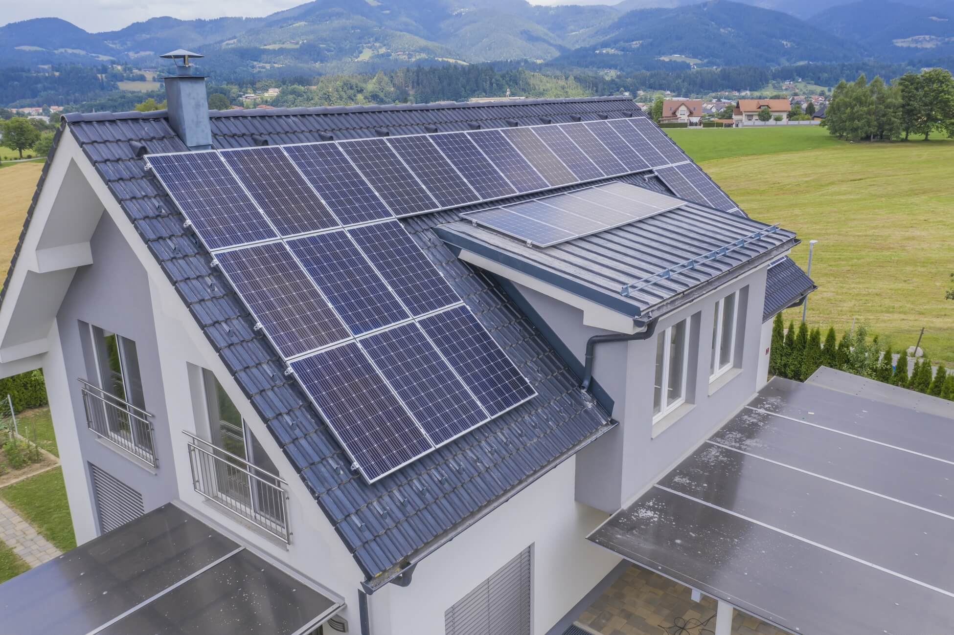 Solaranlage auf Einfamilienhaus in ländlicher Umgebung