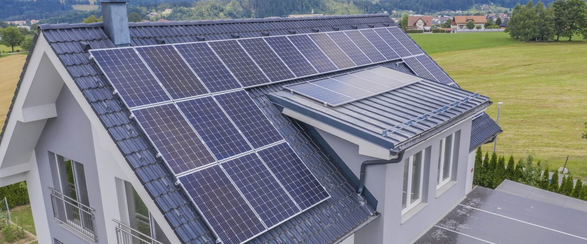 Solaranlage auf Einfamilienhaus in ländlicher Umgebung