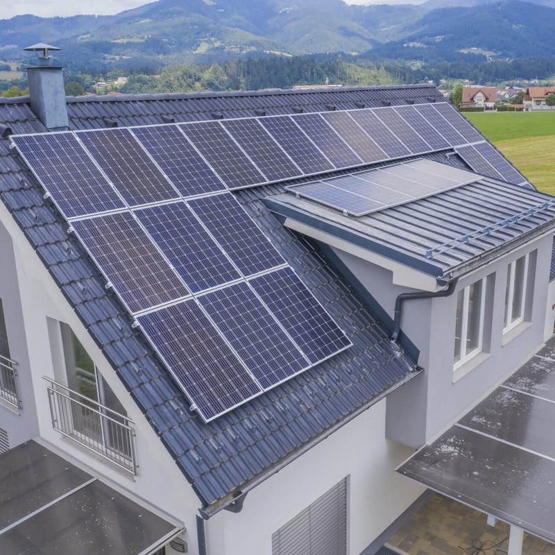 Solaranlage auf Einfamilienhaus in ländlicher Umgebung