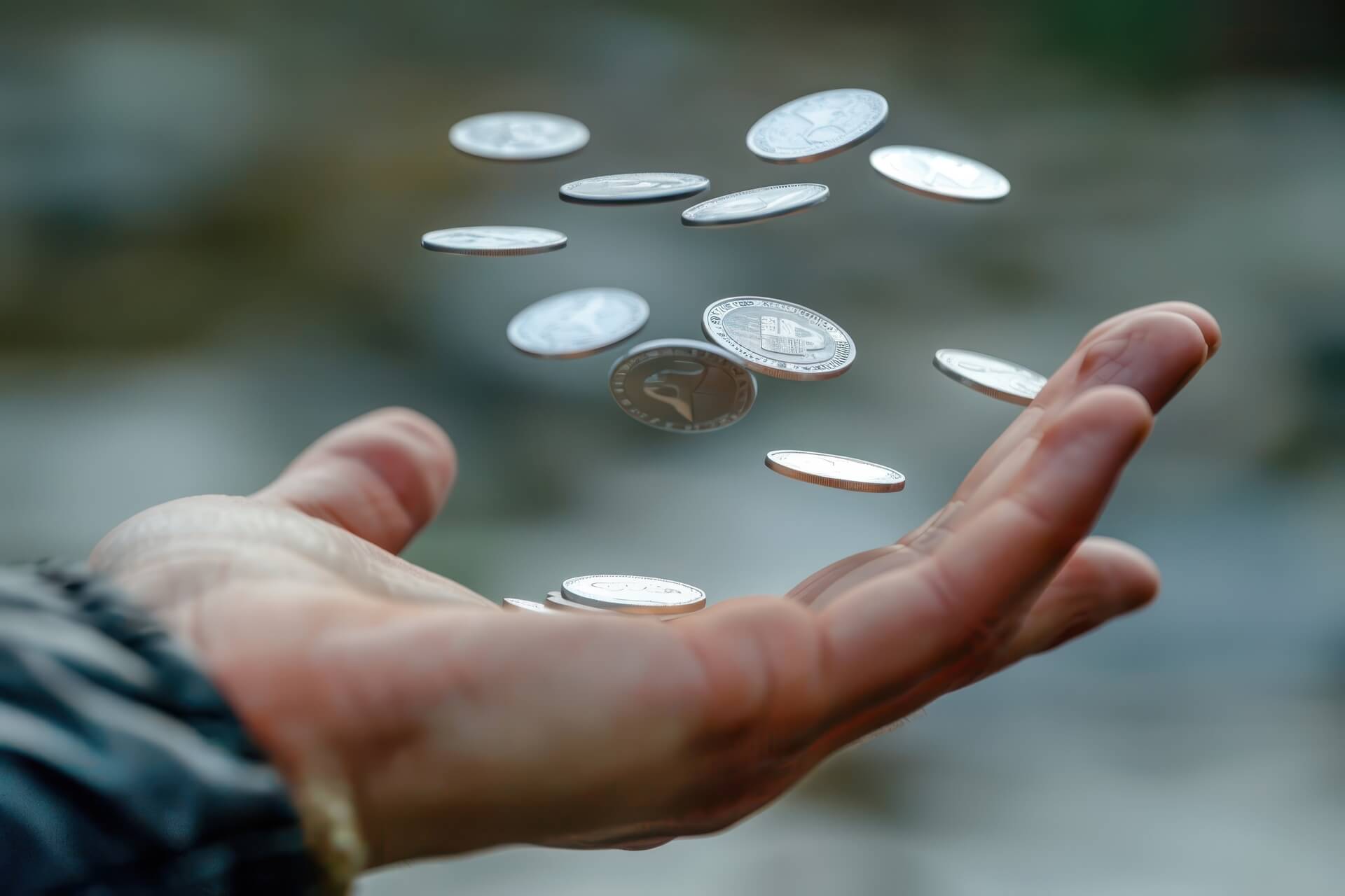 Münzgeld aus der Hand geworfen