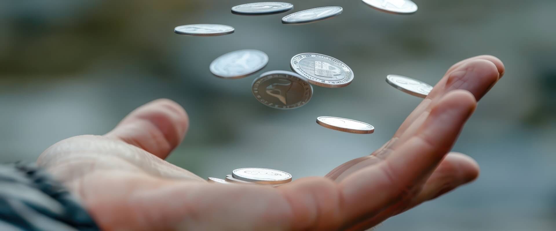Münzgeld aus der Hand geworfen