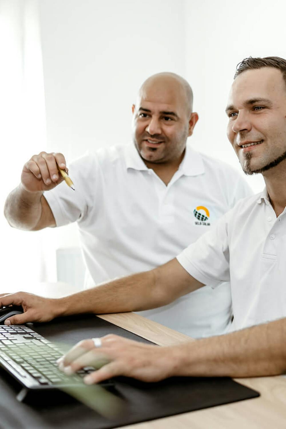 Mitarbeiter bei der Solaranlage Planung