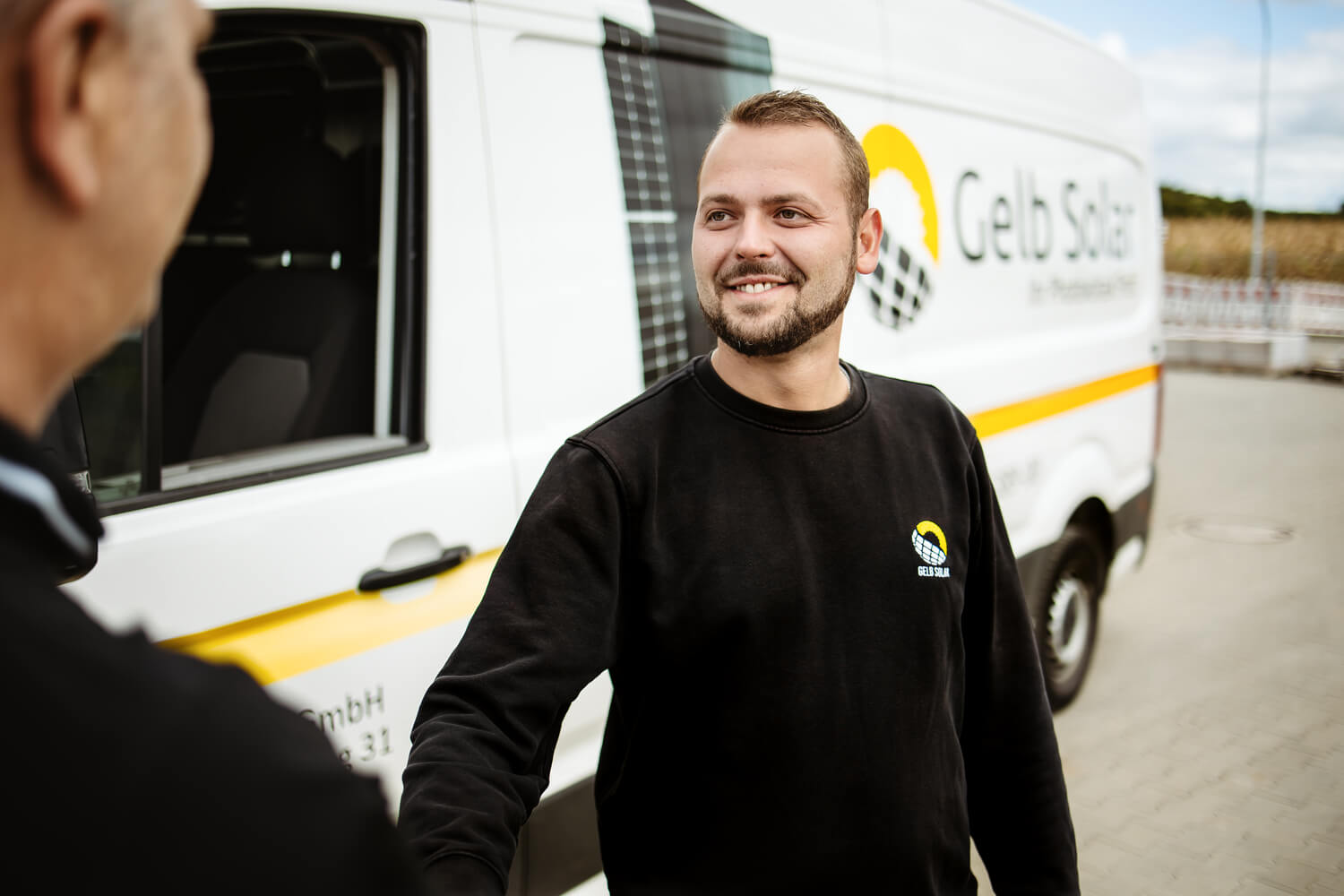 Mitarbeiter vor Fahrzeug GelbSolar 