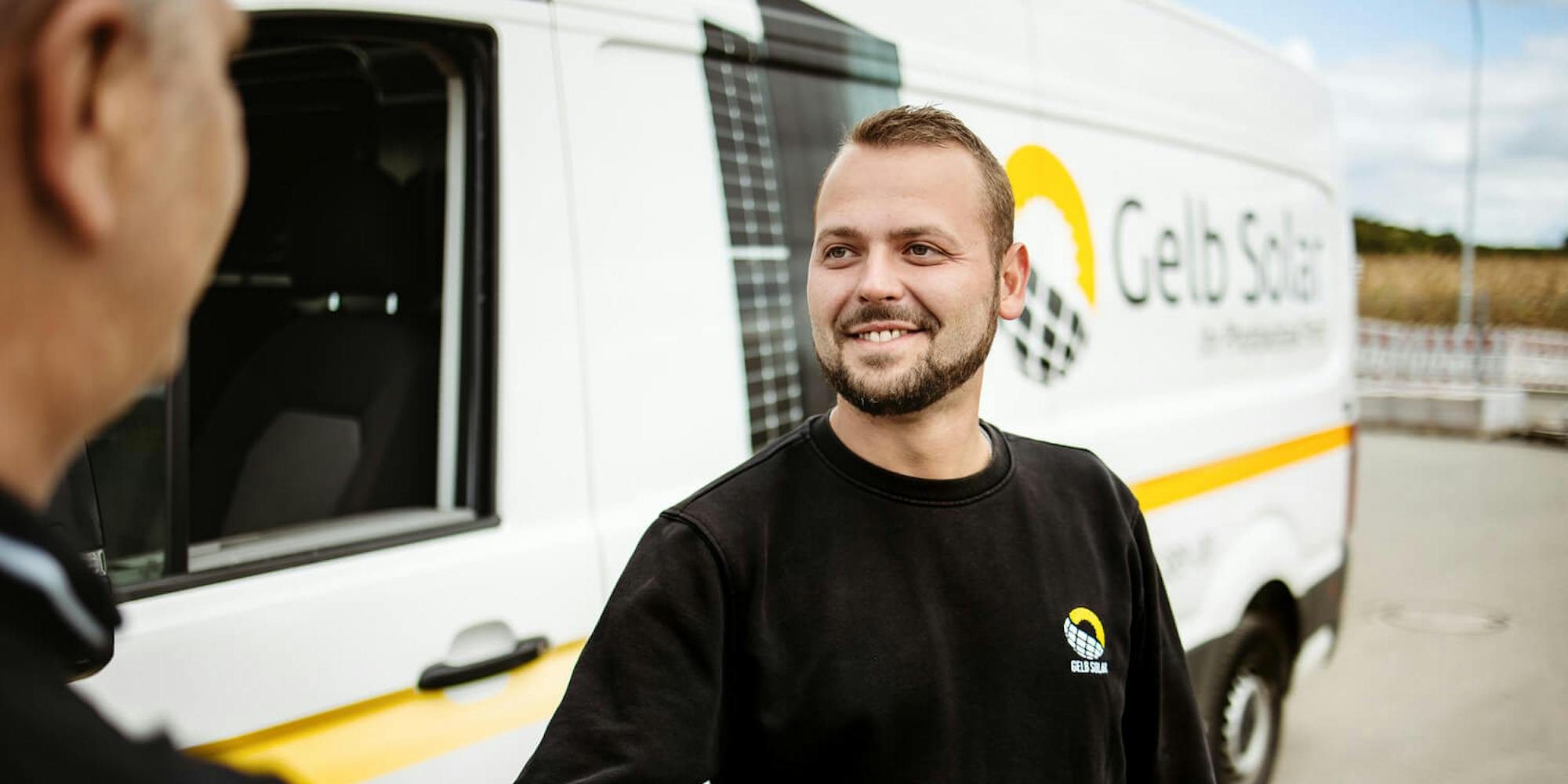 Mitarbeiter vor Fahrzeug GelbSolar