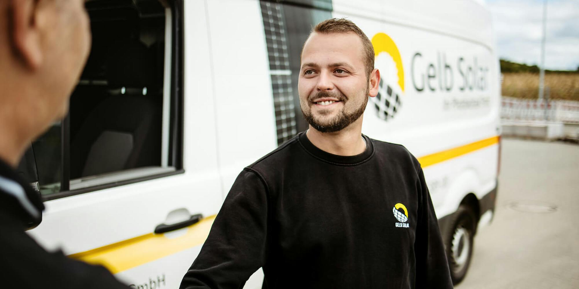 Mitarbeiter vor Fahrzeug GelbSolar