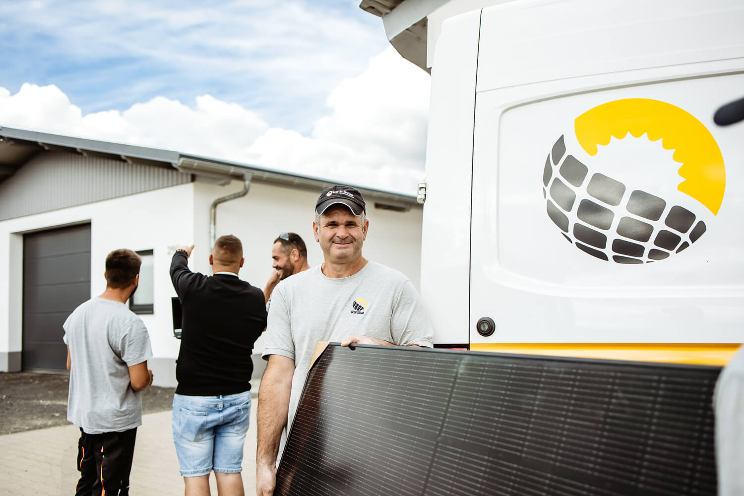 Mitarbeiter mit Solarmodul