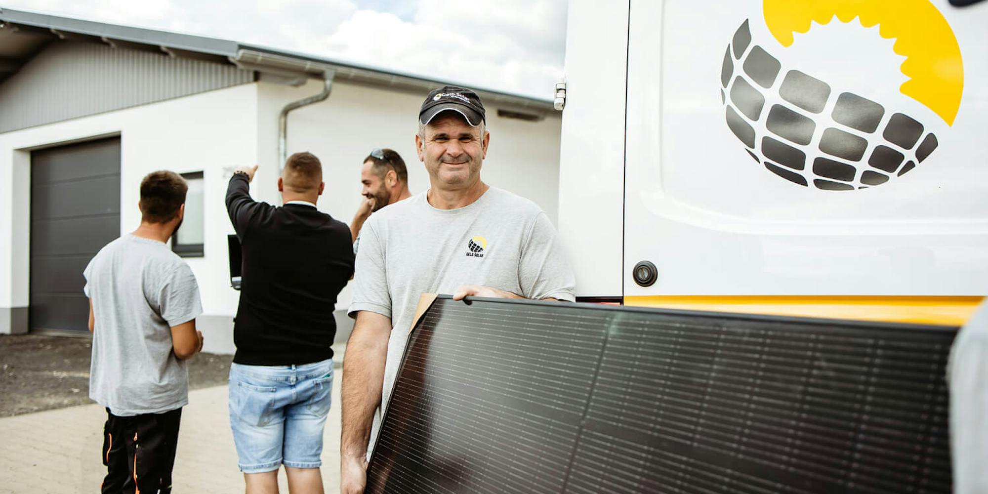 Mitarbeiter mit Solarmodul