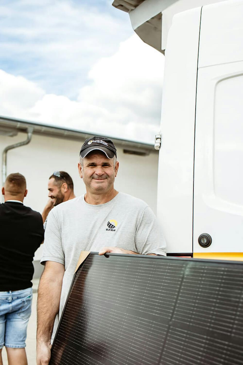 Mitarbeiter mit Solarmodul
