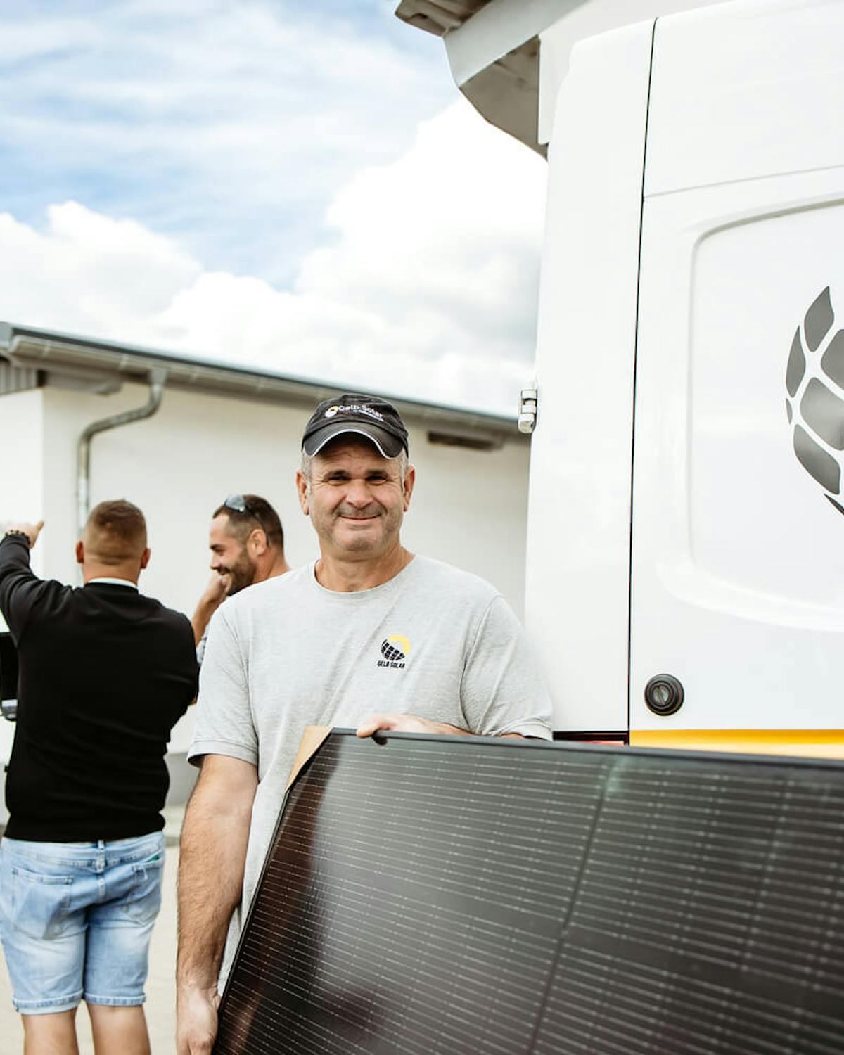 Mitarbeiter mit Solarmodul