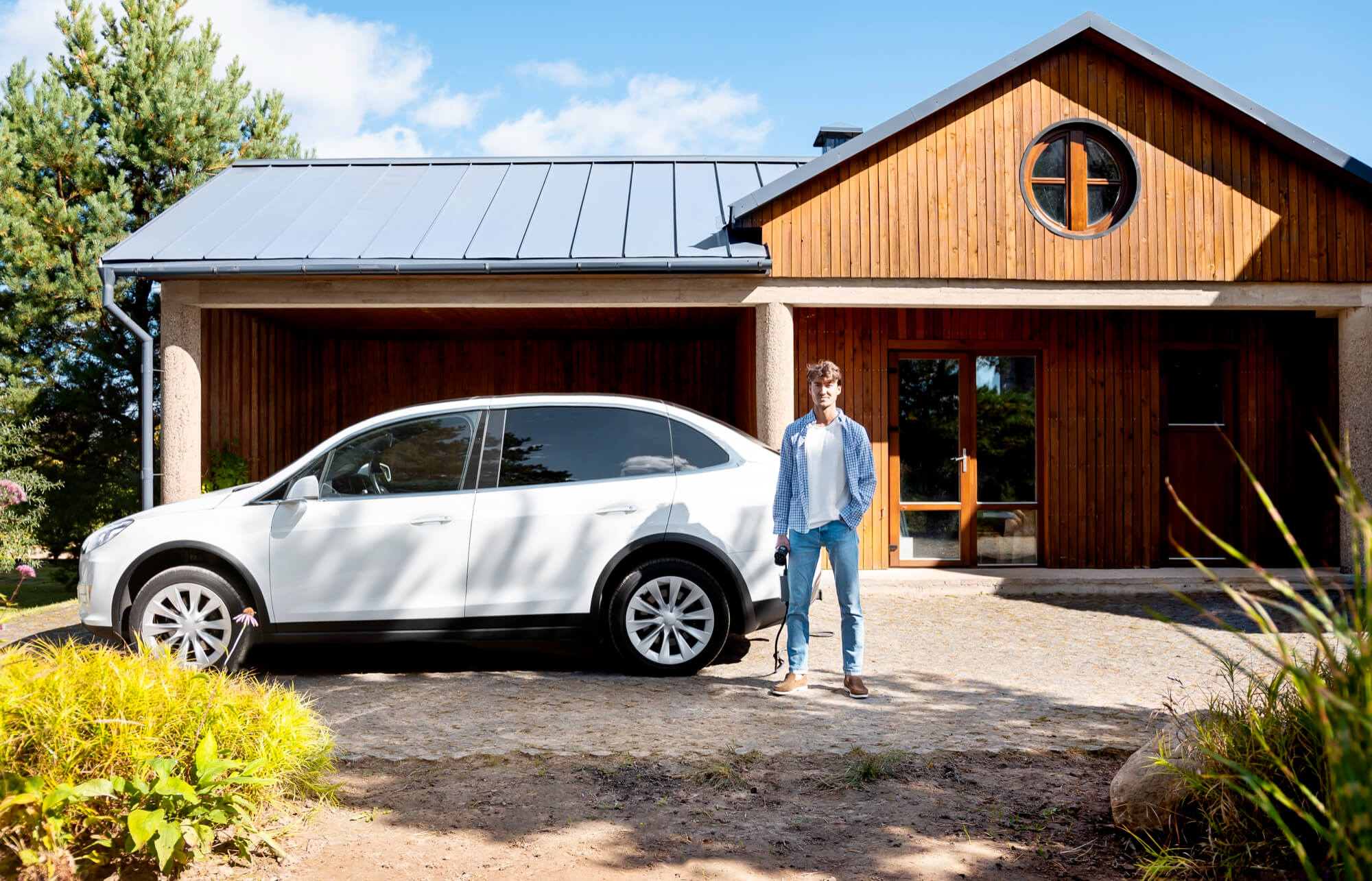 Haus mit Photovoltaik und Elektroauto