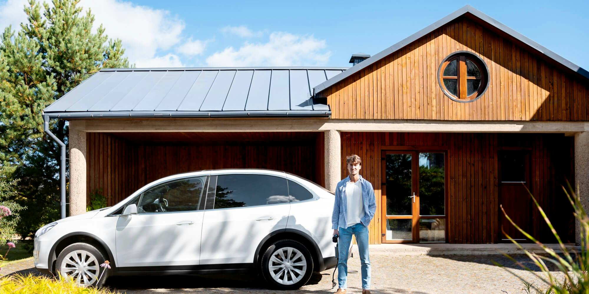 Haus mit Photovoltaik und Elektroauto