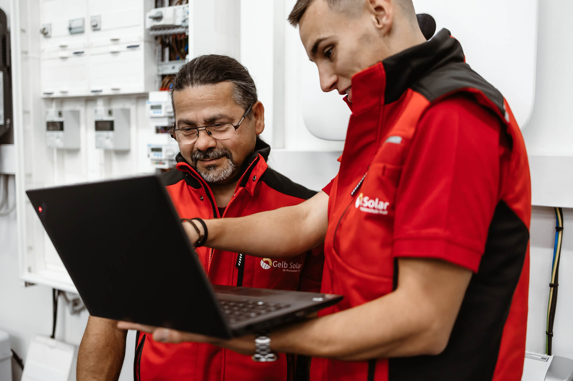 Mitarbeiter bei der Installation Solaranlage