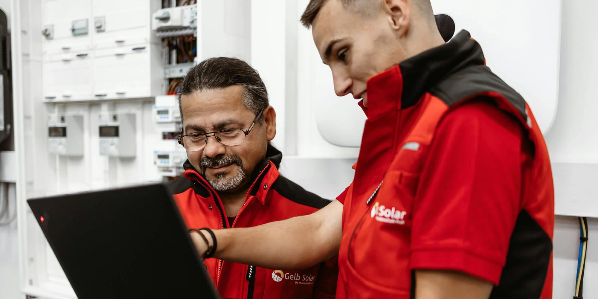 Mitarbeiter bei der Installation Solaranlage