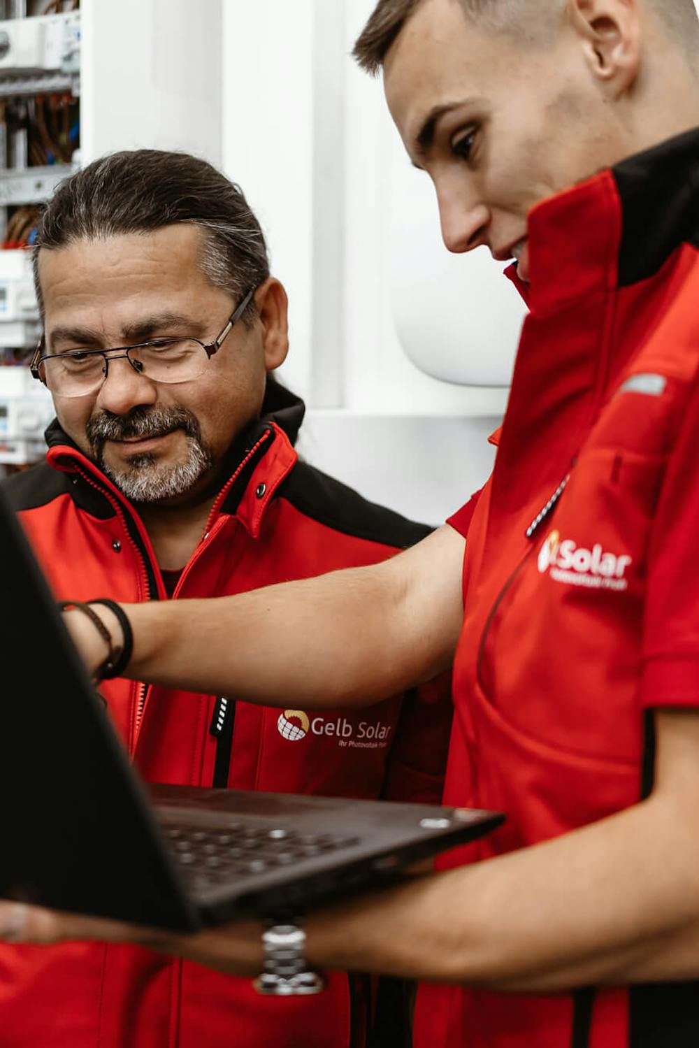Mitarbeiter bei der Installation Solaranlage