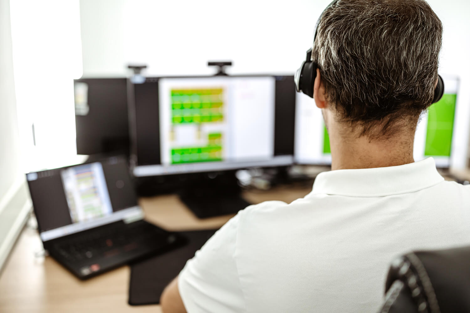 Mitarbeiter bei der Planung Photovoltaik