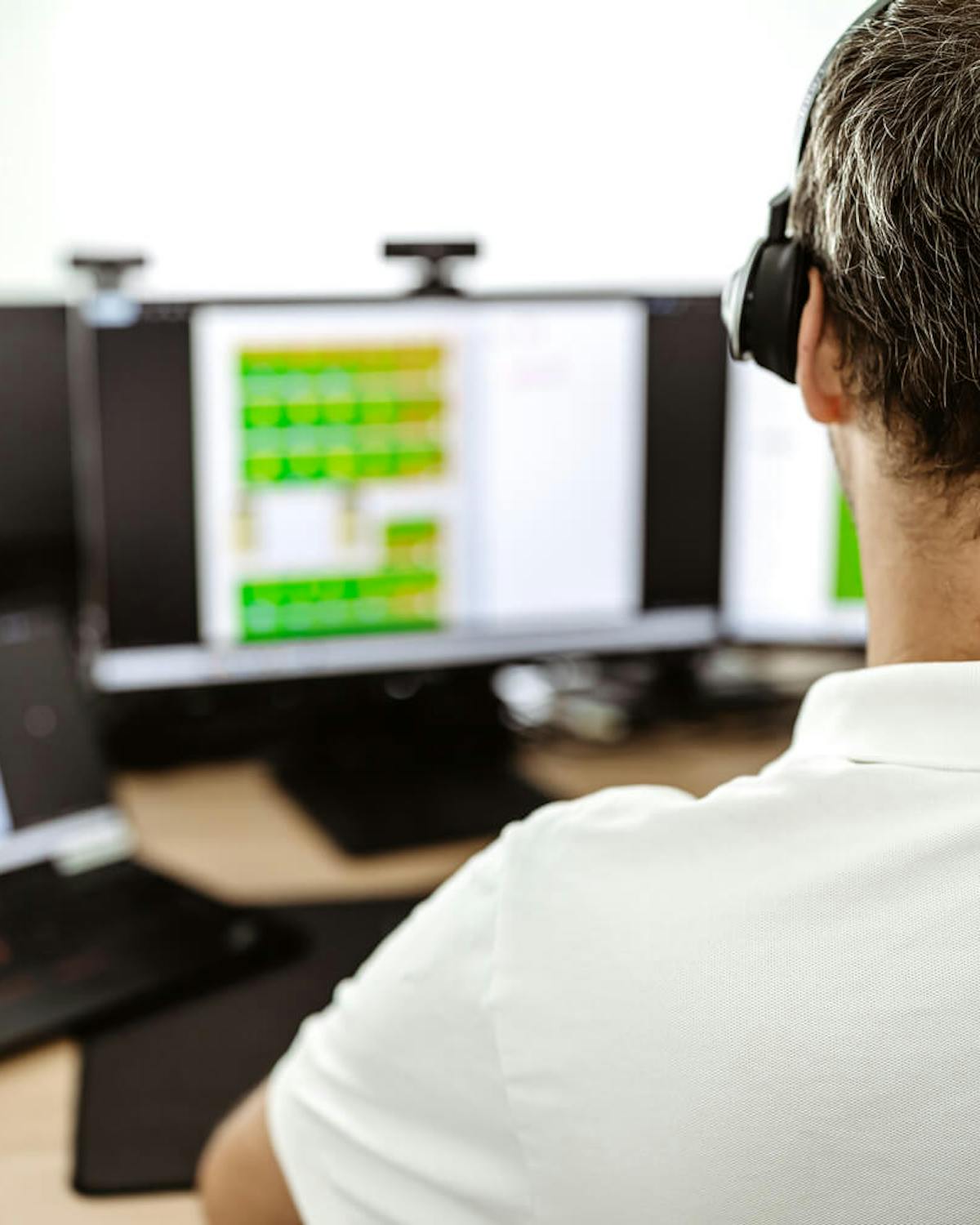 Mitarbeiter bei der Planung Photovoltaik