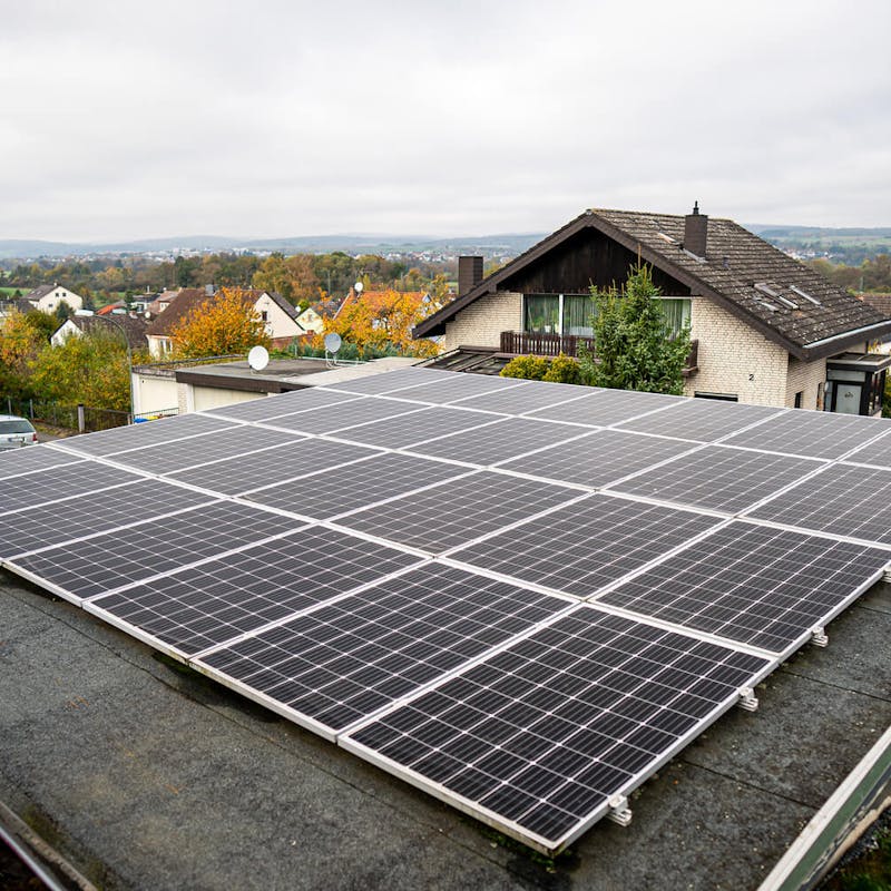 Dach mit Solaranlage, das gemietet wurde Dach mit Solaranlage, das gemietet wurde