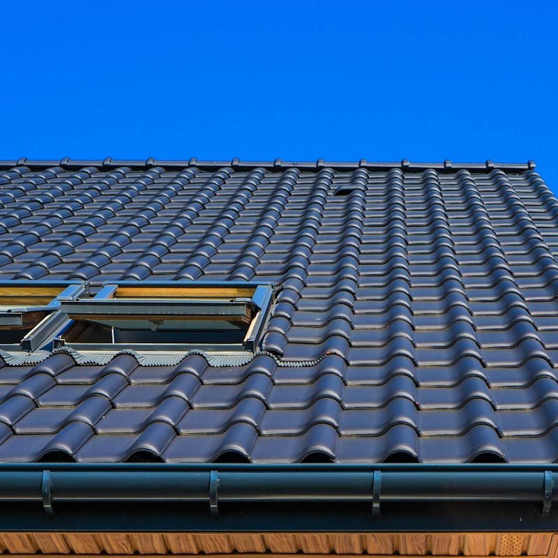 Geneigtes Dach vor blauem Himmel