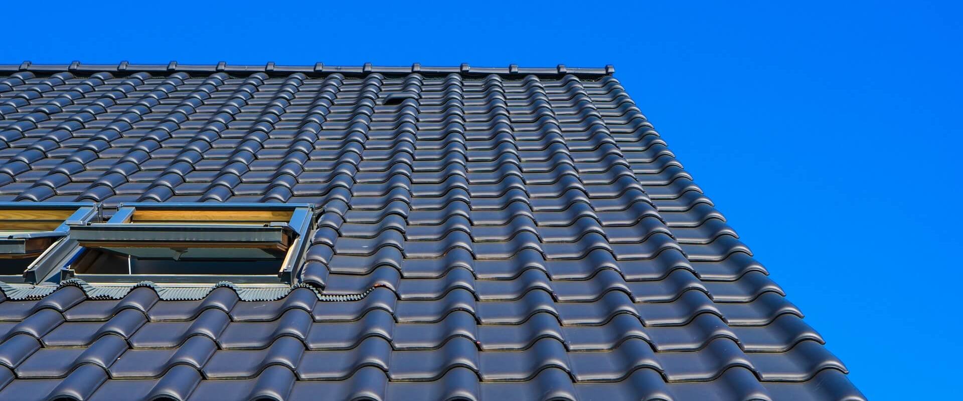 Geneigtes Dach vor blauem Himmel