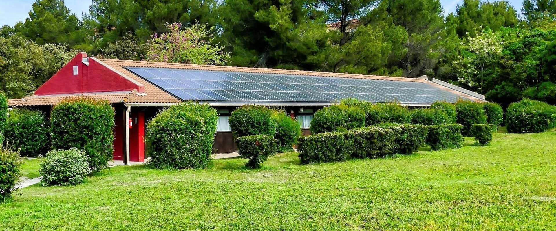 Inselanage auf einem Haus in begrünter Umgebung