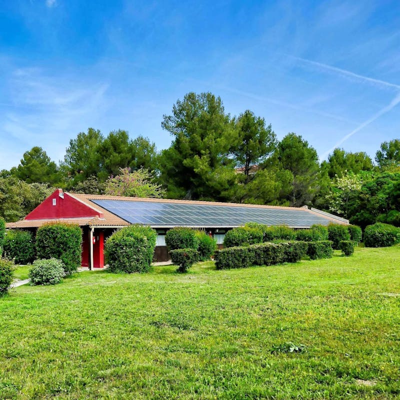 Inselanage auf einem Haus in begrünter Umgebung