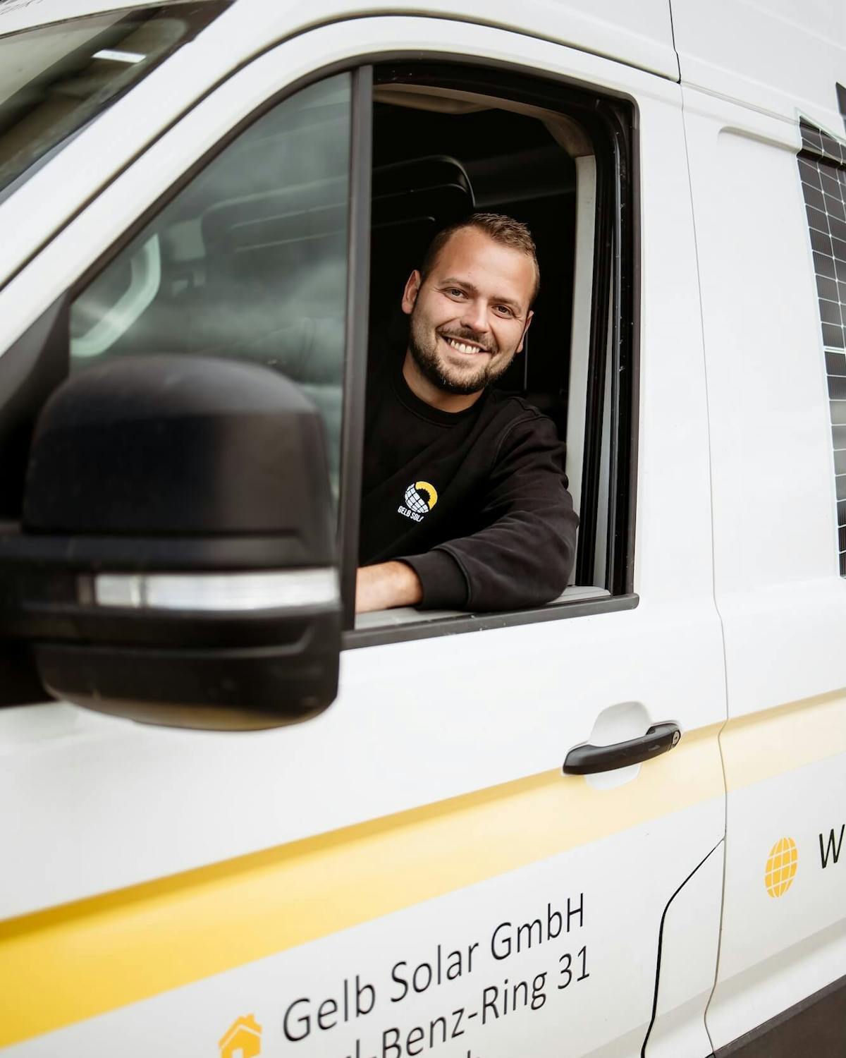 Gelb Solar Mitarbeiter in Fahrzeug