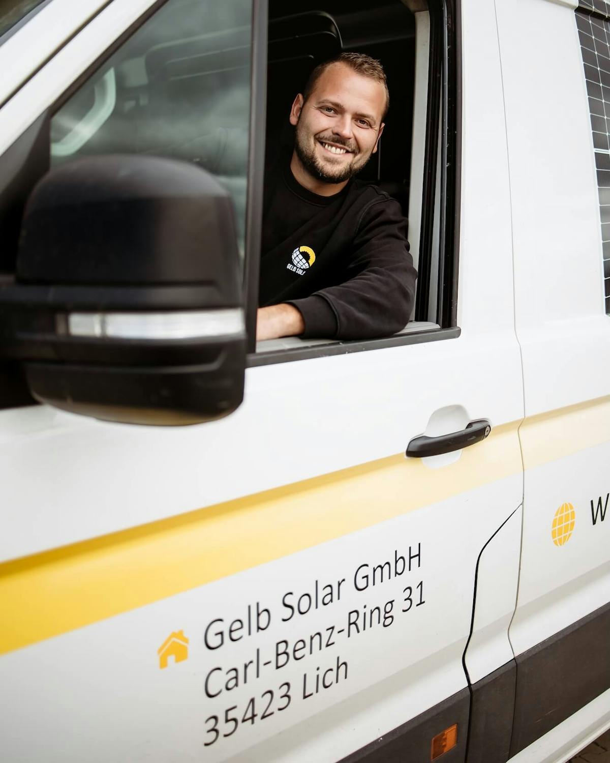 Mitarbeiter von Gelb Solar im Firmenfahrzeug