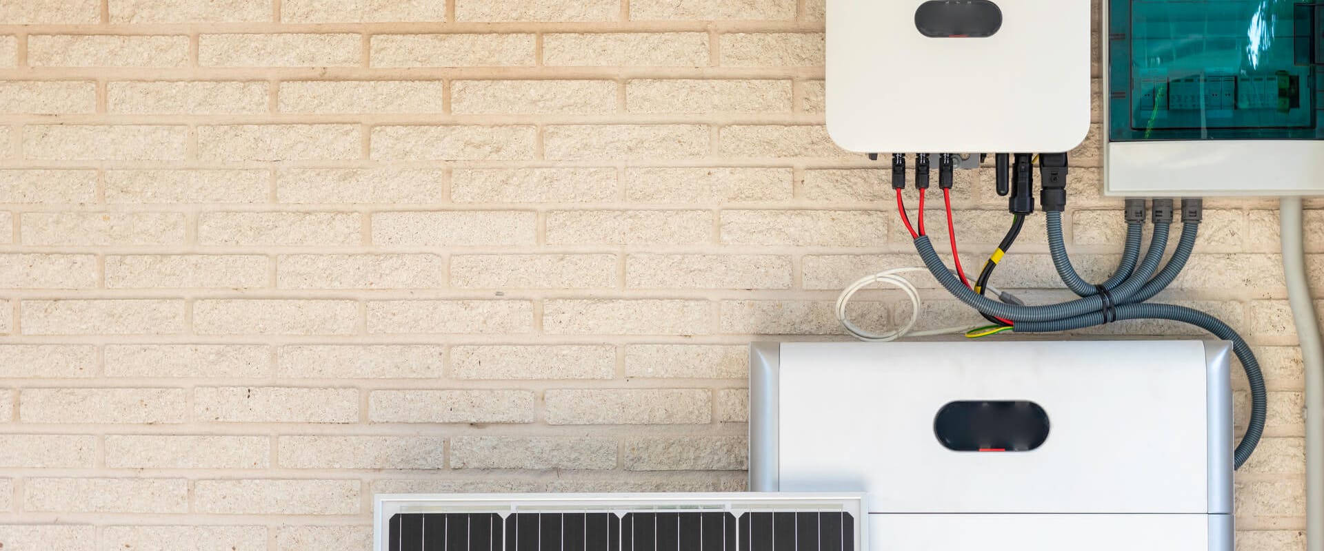 Wechselrichter an Hauswand Wechselrichter an Hauswand