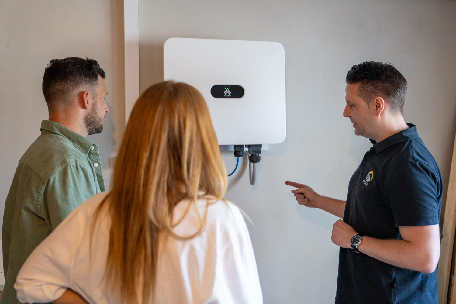 Beratung vor einem Wechselrichter, um maximale Einsparungen zu generieren