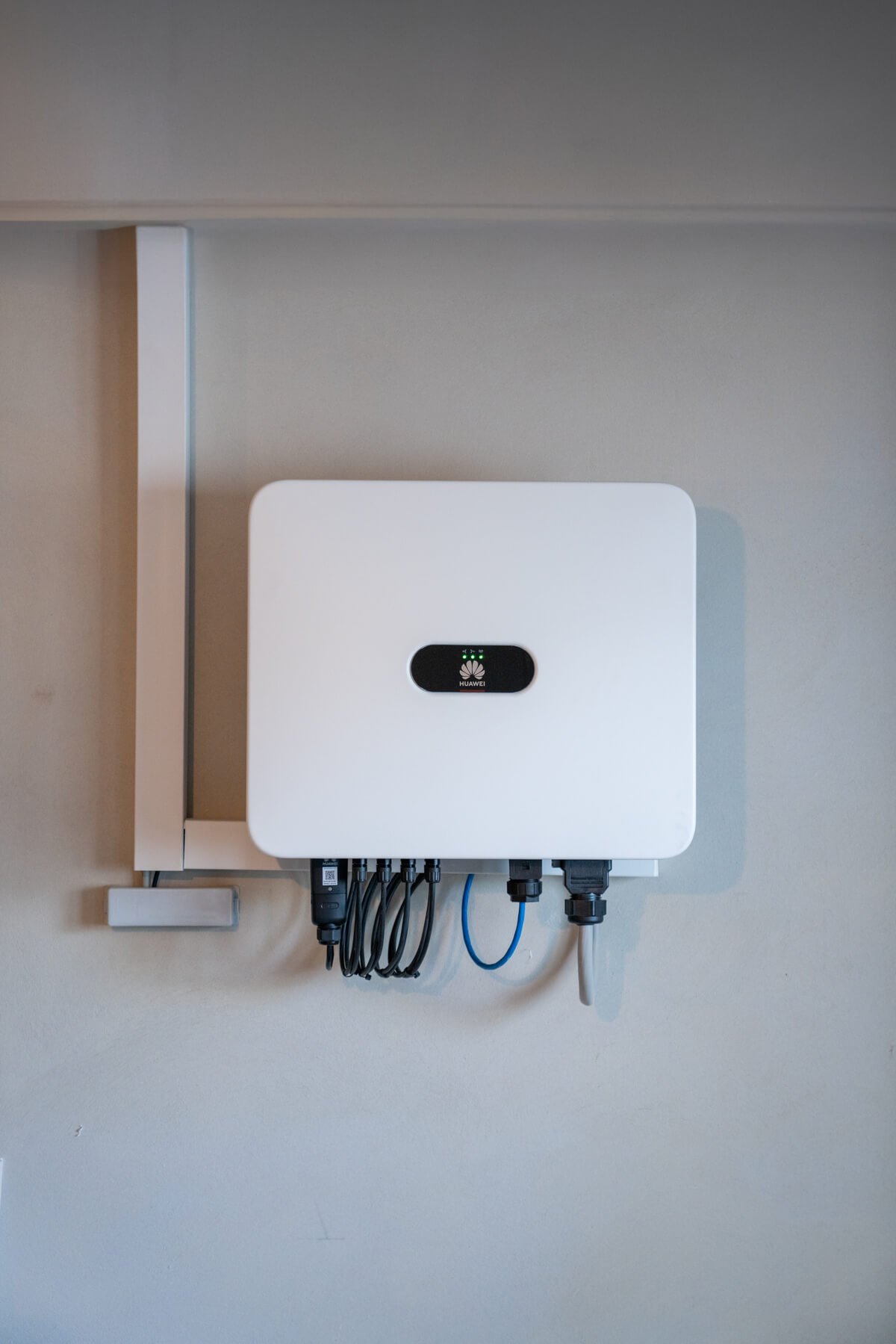 Wechselrichter an einer Wand im Keller