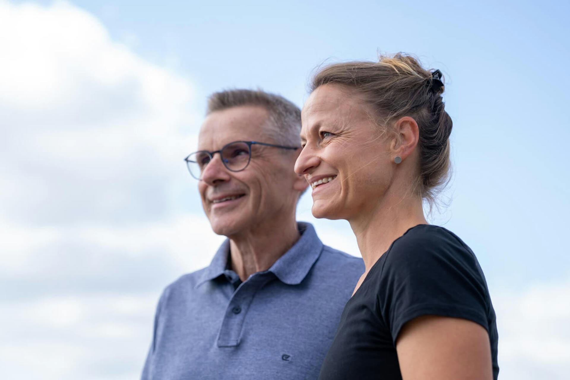 Älteres Paar, das durch den Stromspeicher unabhängig ist