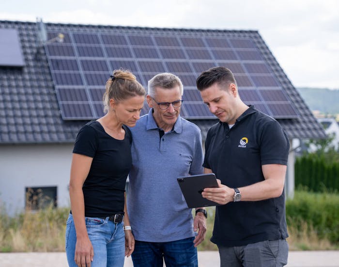 Paar wird von Solarexperten zur Förderung von Komplettpaketen beraten Paar wird von Solarexperten zur Förderung von Komplettpaketen beraten