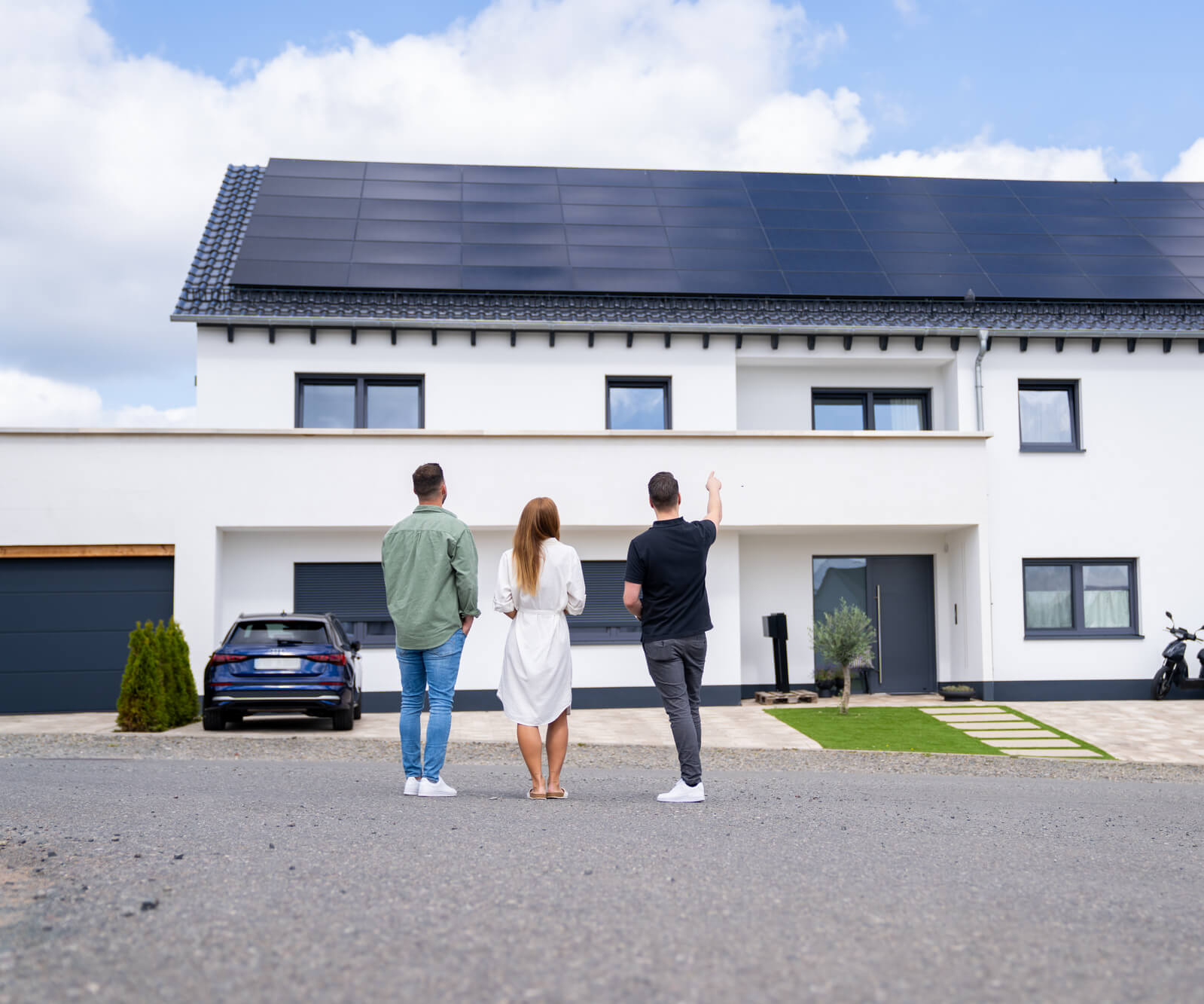 Freunde, die sich vor einer Solaranlage über Photovoltaik unterhalten