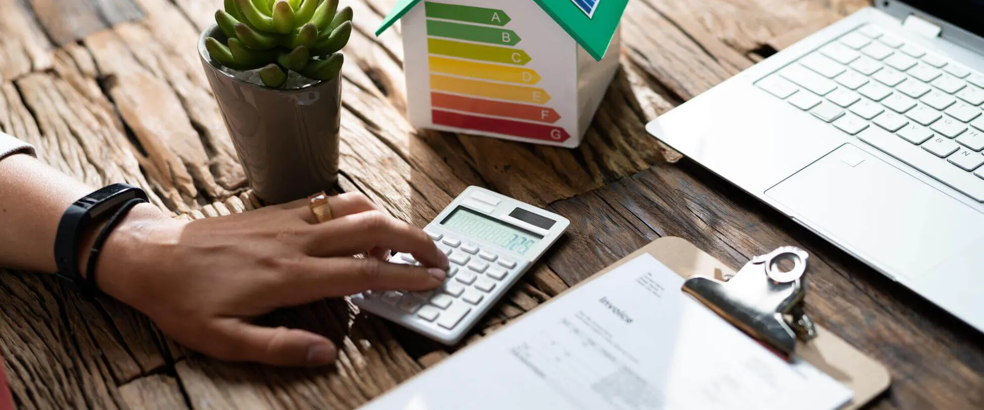Hausmodell mit Energieeffizienzklassen und Taschenrechner – Symbole für die Energieregulierung der Bundesnetzagentur | Gelb Solar