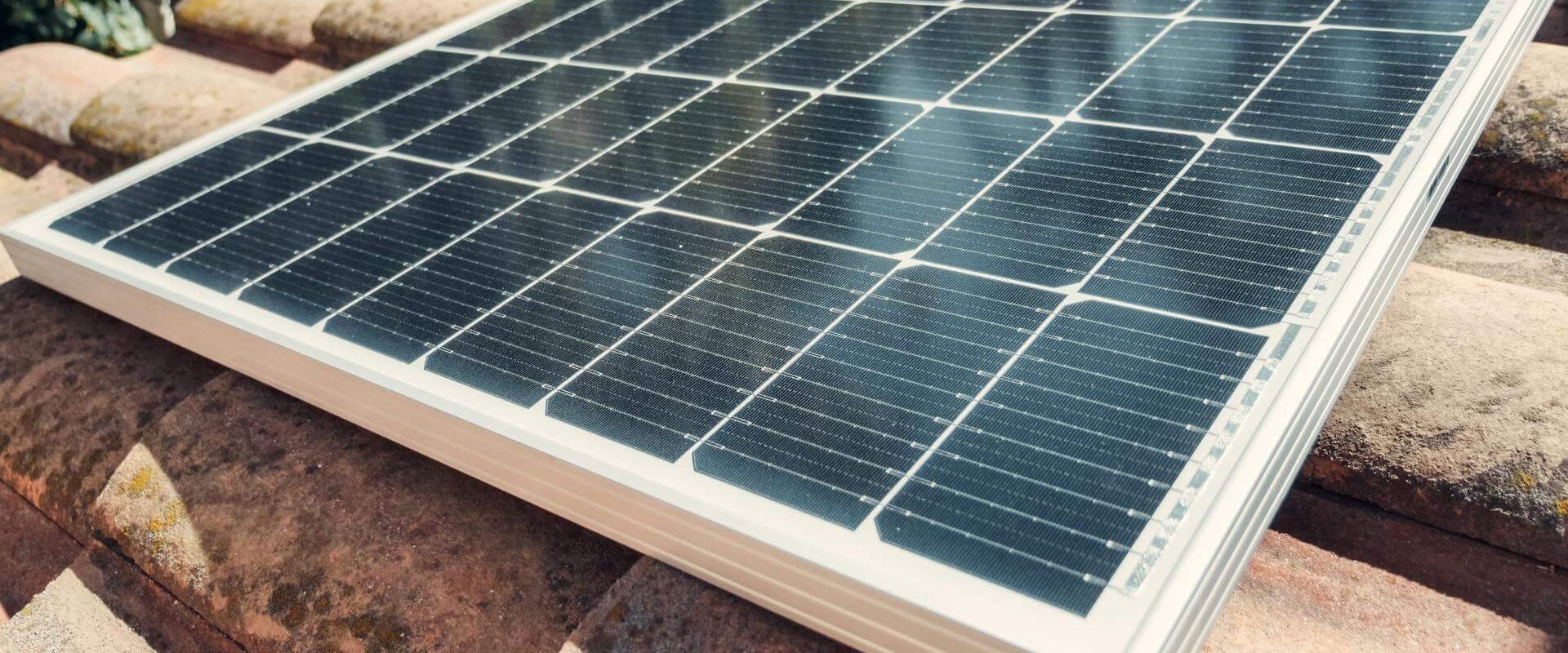 Solarmodul liegt auf Dachziegeln