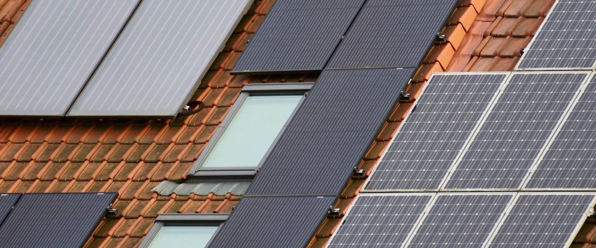 Verschiedene Solarmodule auf einem roten Ziegeldach Verschiedene Solarmodule auf einem roten Ziegeldach