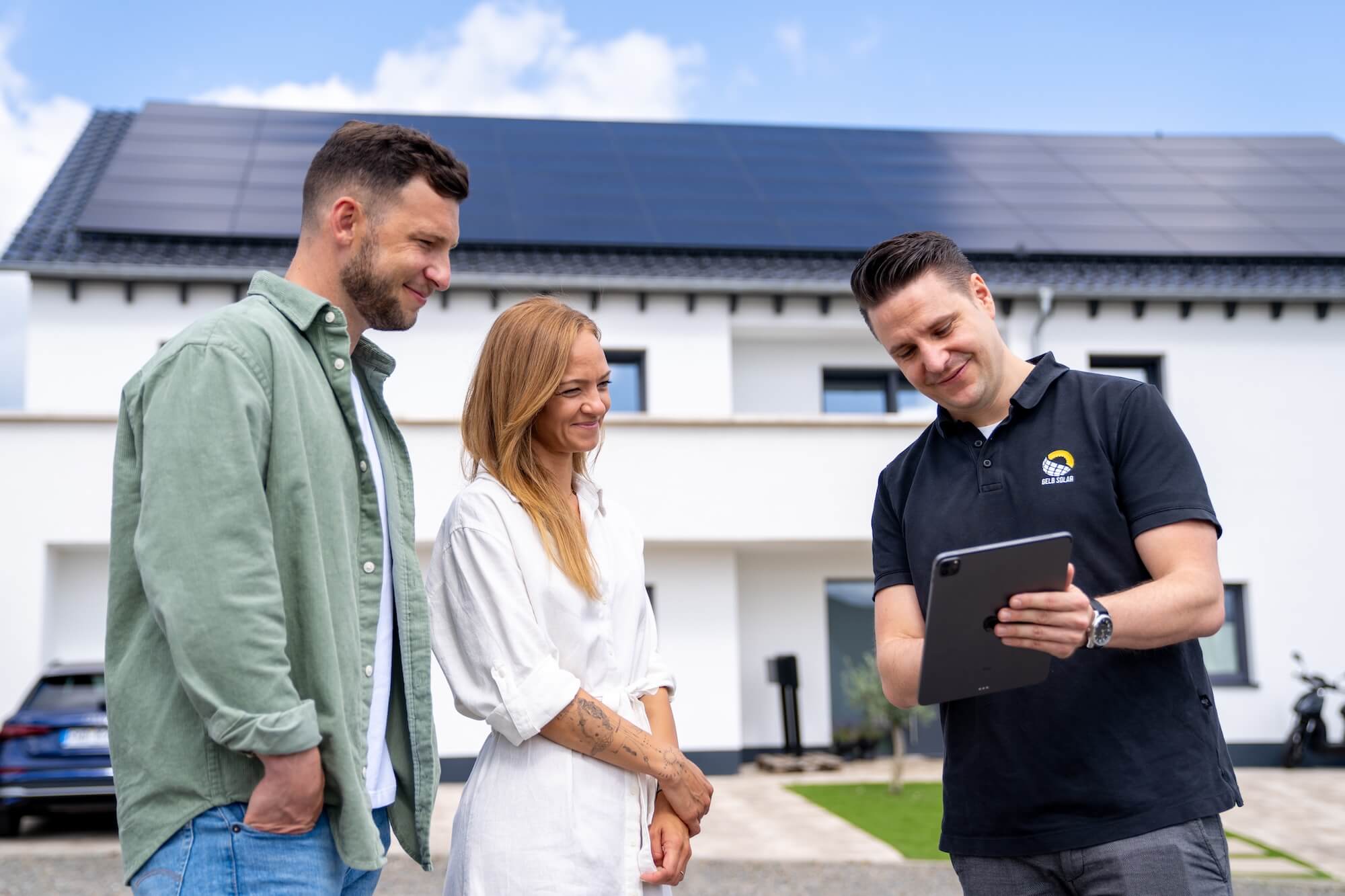 Mitarbeiter von Gelb Solar unterstützt Paar bei der Planung einer Photovoltaikanlage