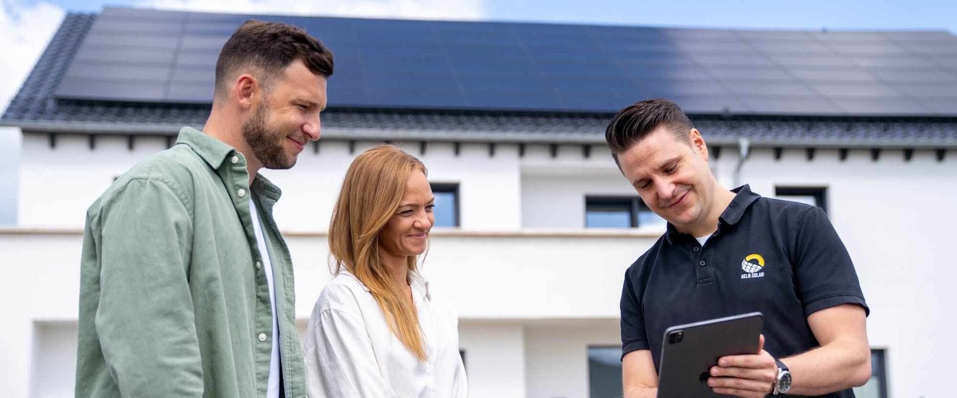 Mitarbeiter von Gelb Solar unterstützt Paar bei der Planung einer Photovoltaikanlage Mitarbeiter von Gelb Solar unterstützt Paar bei der Planung einer Photovoltaikanlage