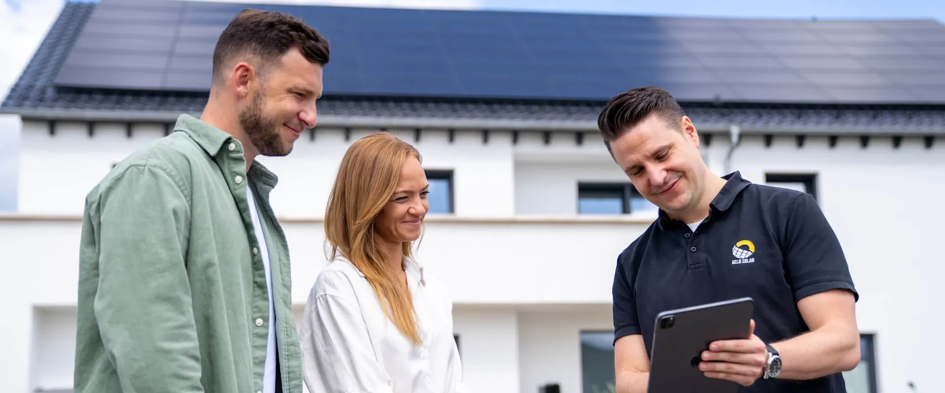 Individuelle Vor-Ort-Beratung von Gelb Solar mit zwei Hausbesitzern zur passenden Speichergröße für ihre PV-Anlage Individuelle Vor-Ort-Beratung von Gelb Solar mit zwei Hausbesitzern zur passenden Speichergröße für ihre PV-Anlage