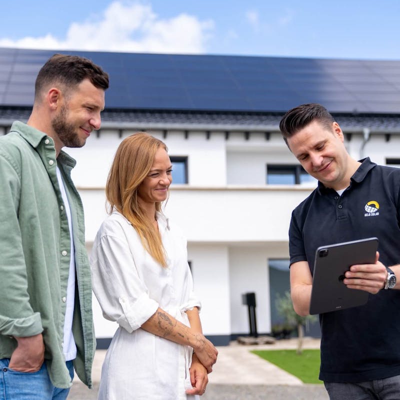 Mitarbeiter von Gelb Solar unterstützt Paar bei der Planung einer Photovoltaikanlage Mitarbeiter von Gelb Solar unterstützt Paar bei der Planung einer Photovoltaikanlage