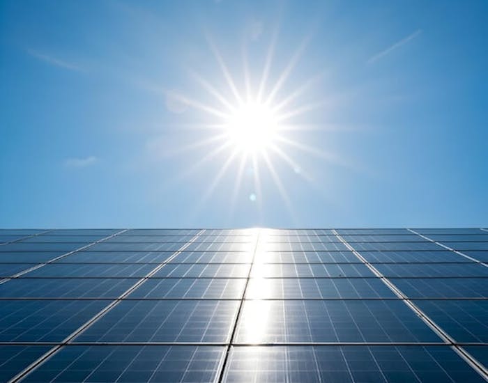 Sonne scheint auf Solarmodule Sonne scheint auf Solarmodule