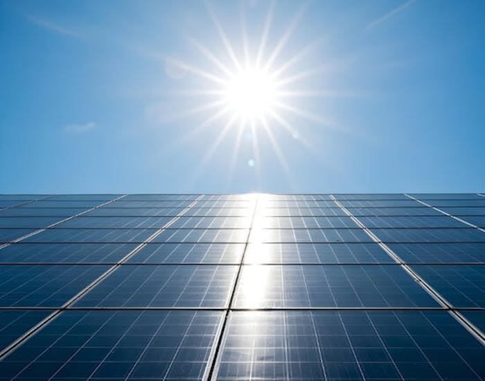 Sonne scheint auf Solarmodule Sonne scheint auf Solarmodule